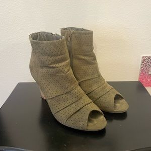 Green suede peep toe